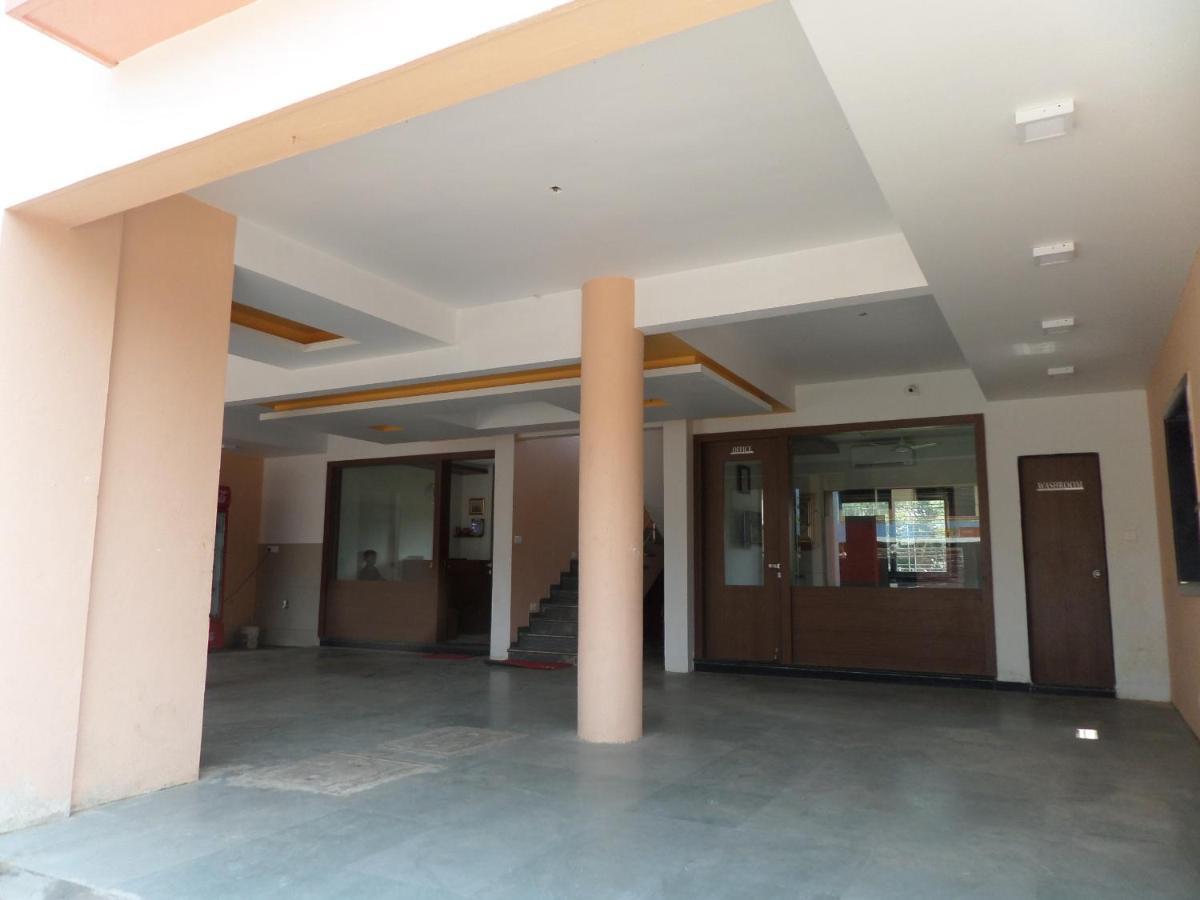 Hotel Midtown Inn Nashik Exteriör bild
