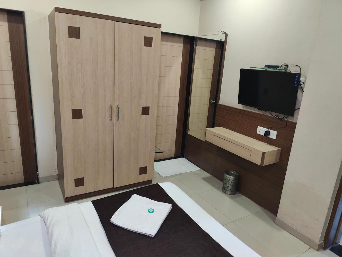 Hotel Midtown Inn Nashik Exteriör bild