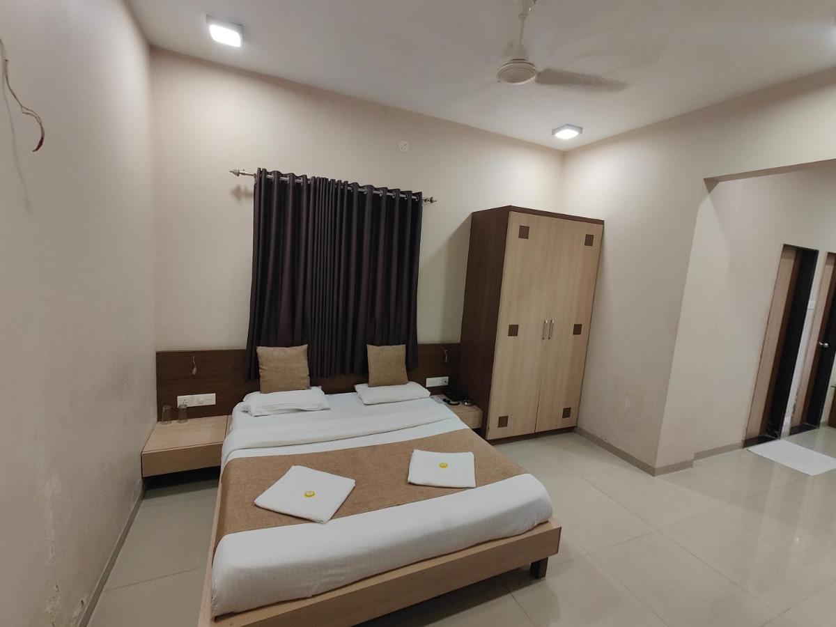 Hotel Midtown Inn Nashik Exteriör bild