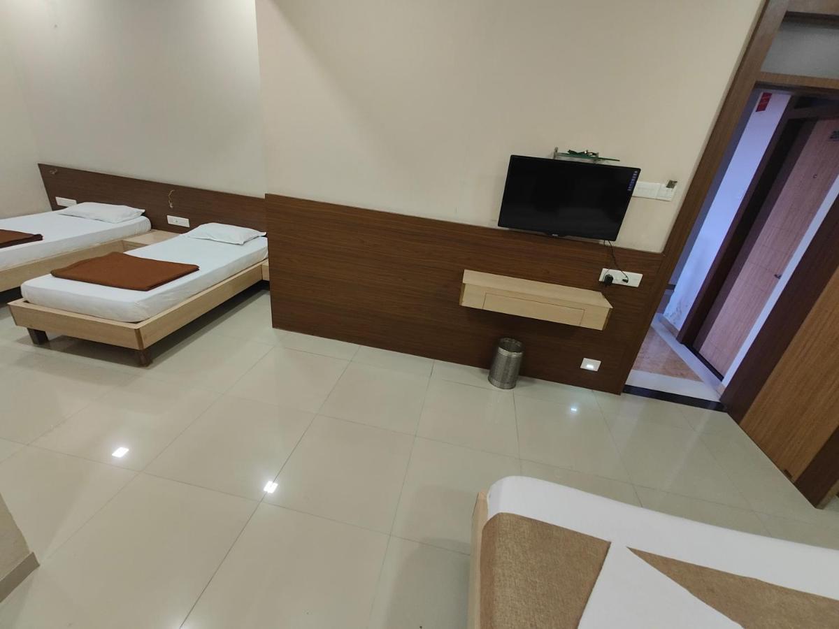 Hotel Midtown Inn Nashik Exteriör bild