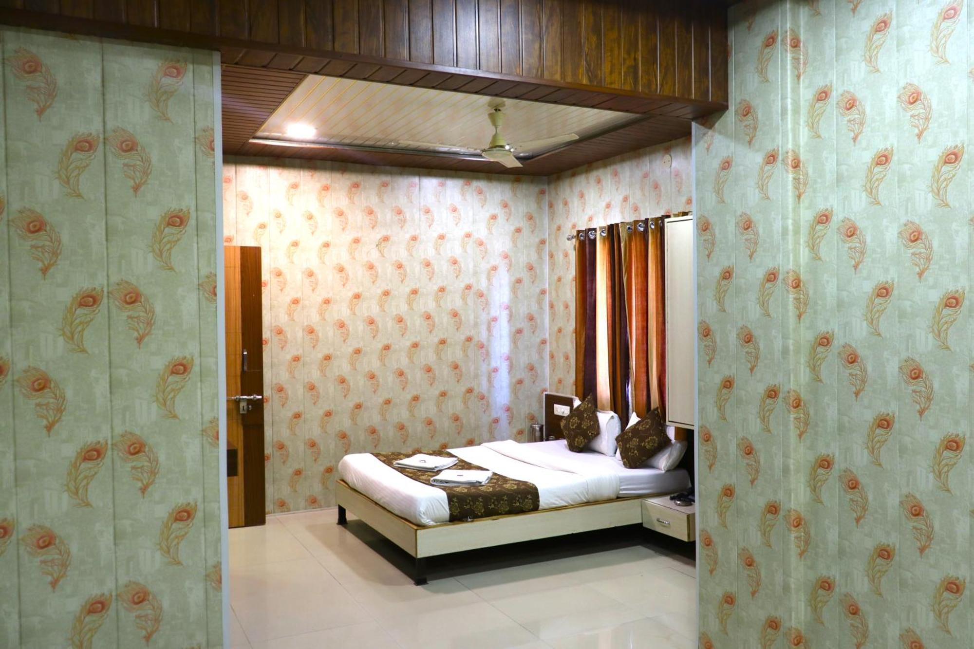 Hotel Midtown Inn Nashik Exteriör bild