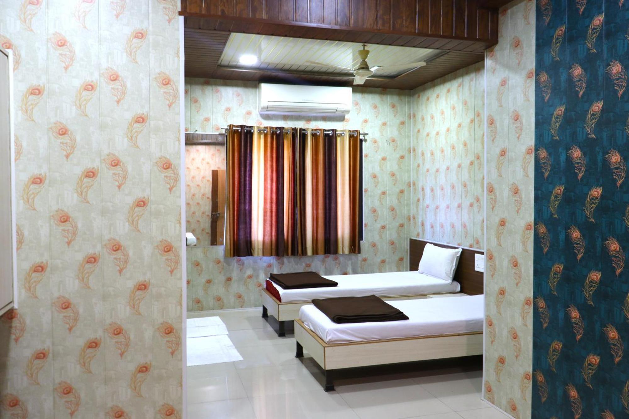 Hotel Midtown Inn Nashik Exteriör bild