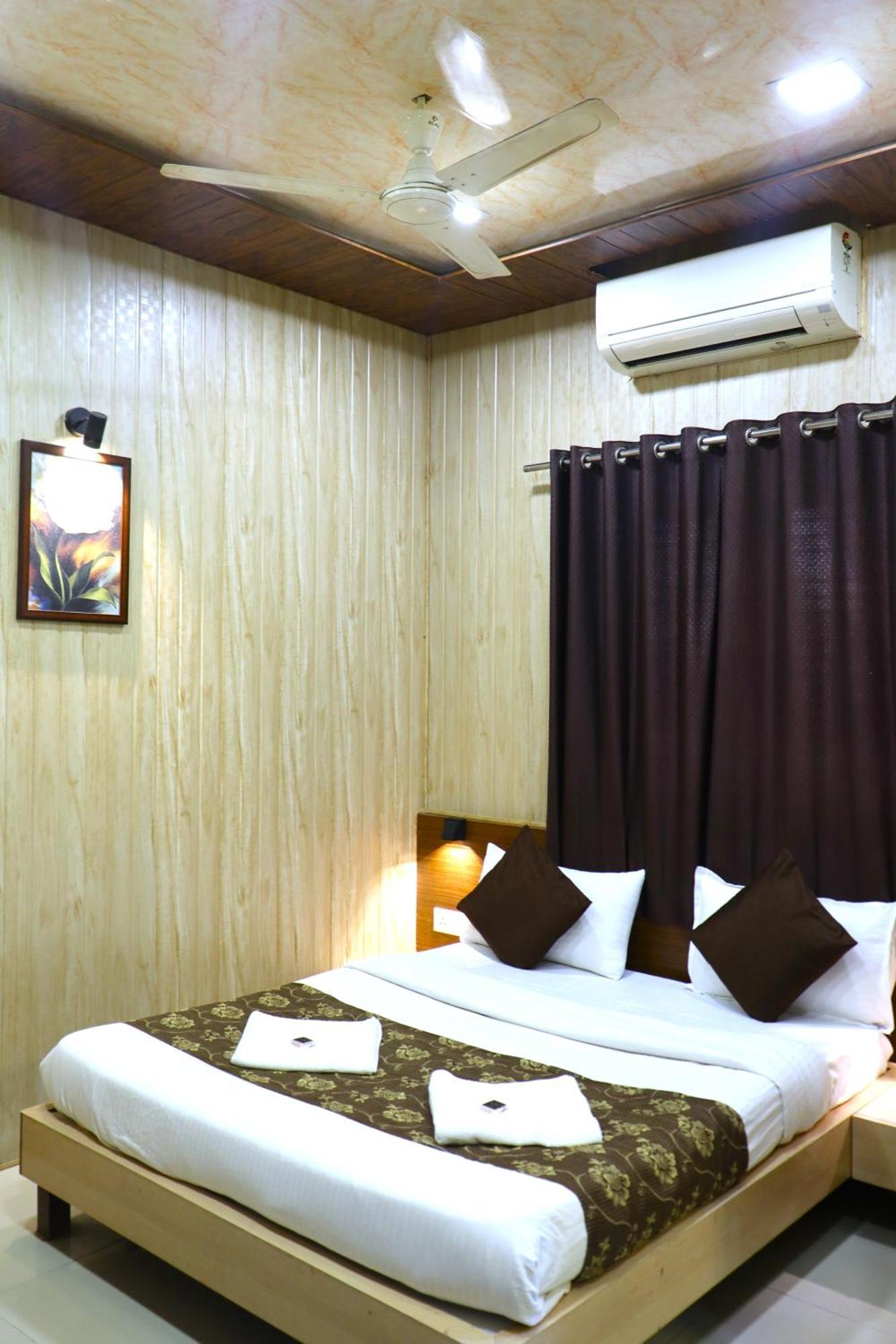 Hotel Midtown Inn Nashik Exteriör bild