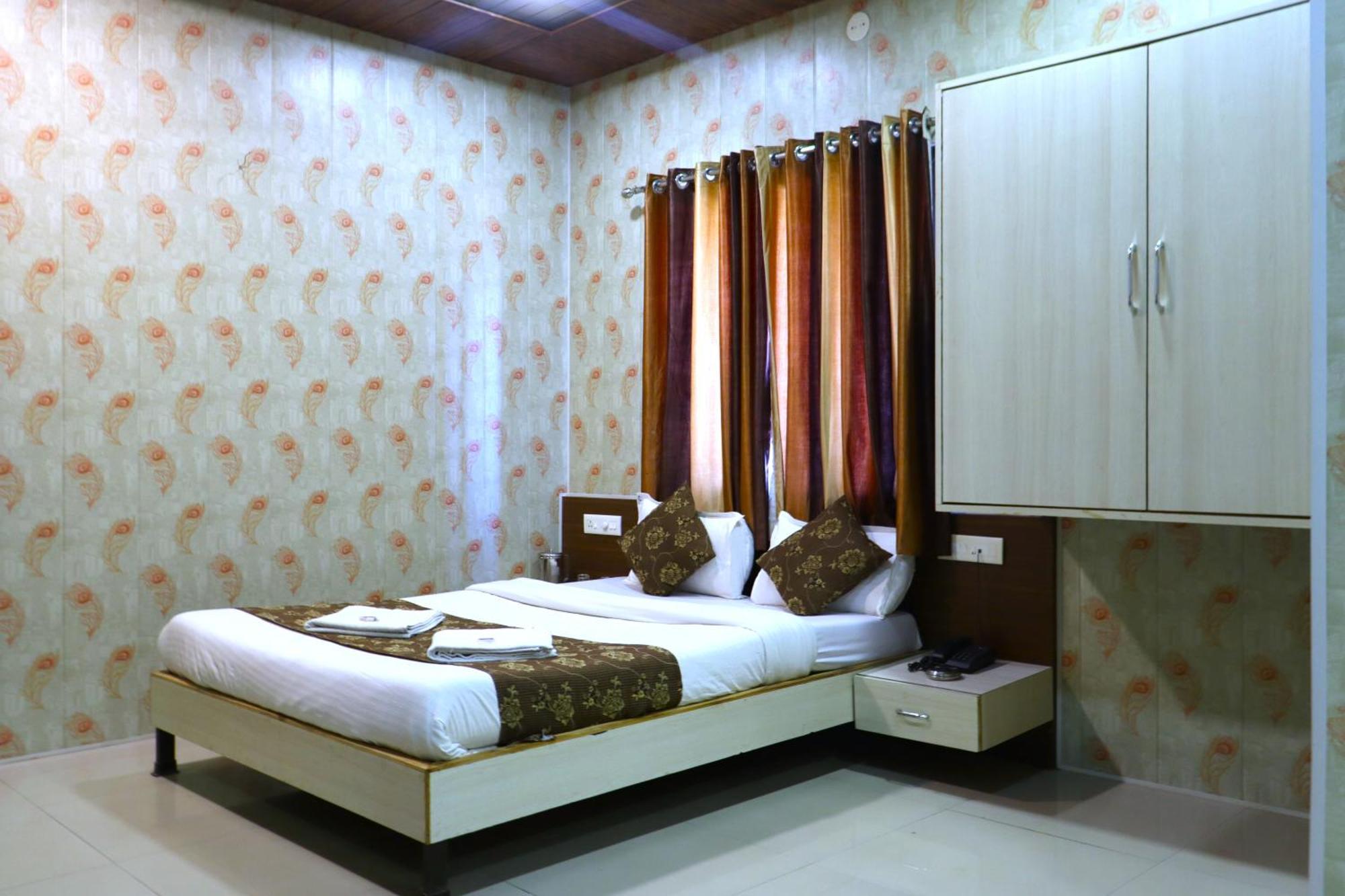 Hotel Midtown Inn Nashik Exteriör bild