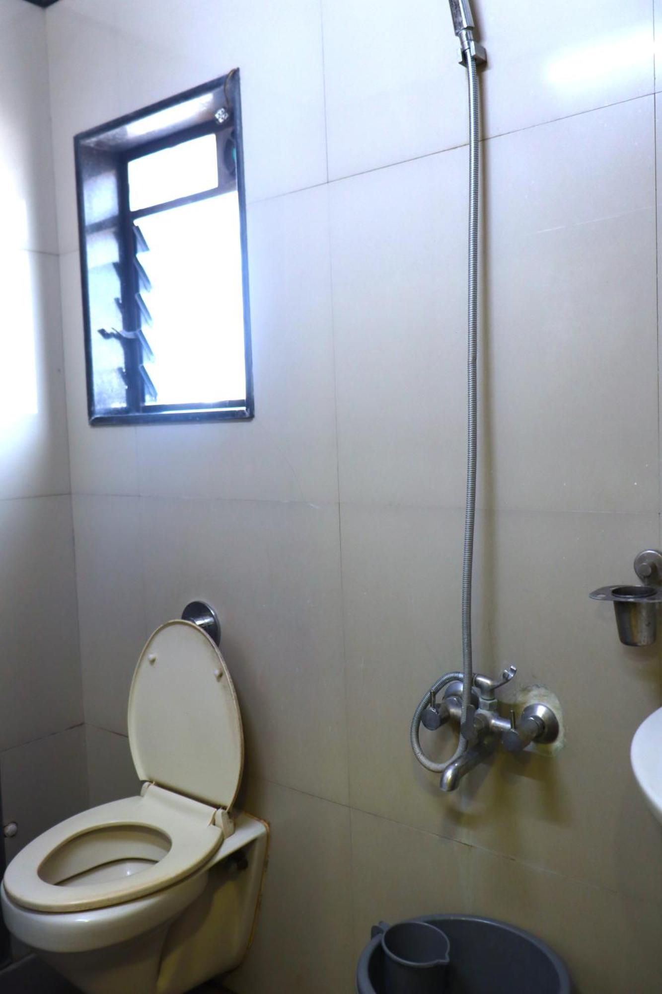 Hotel Midtown Inn Nashik Exteriör bild