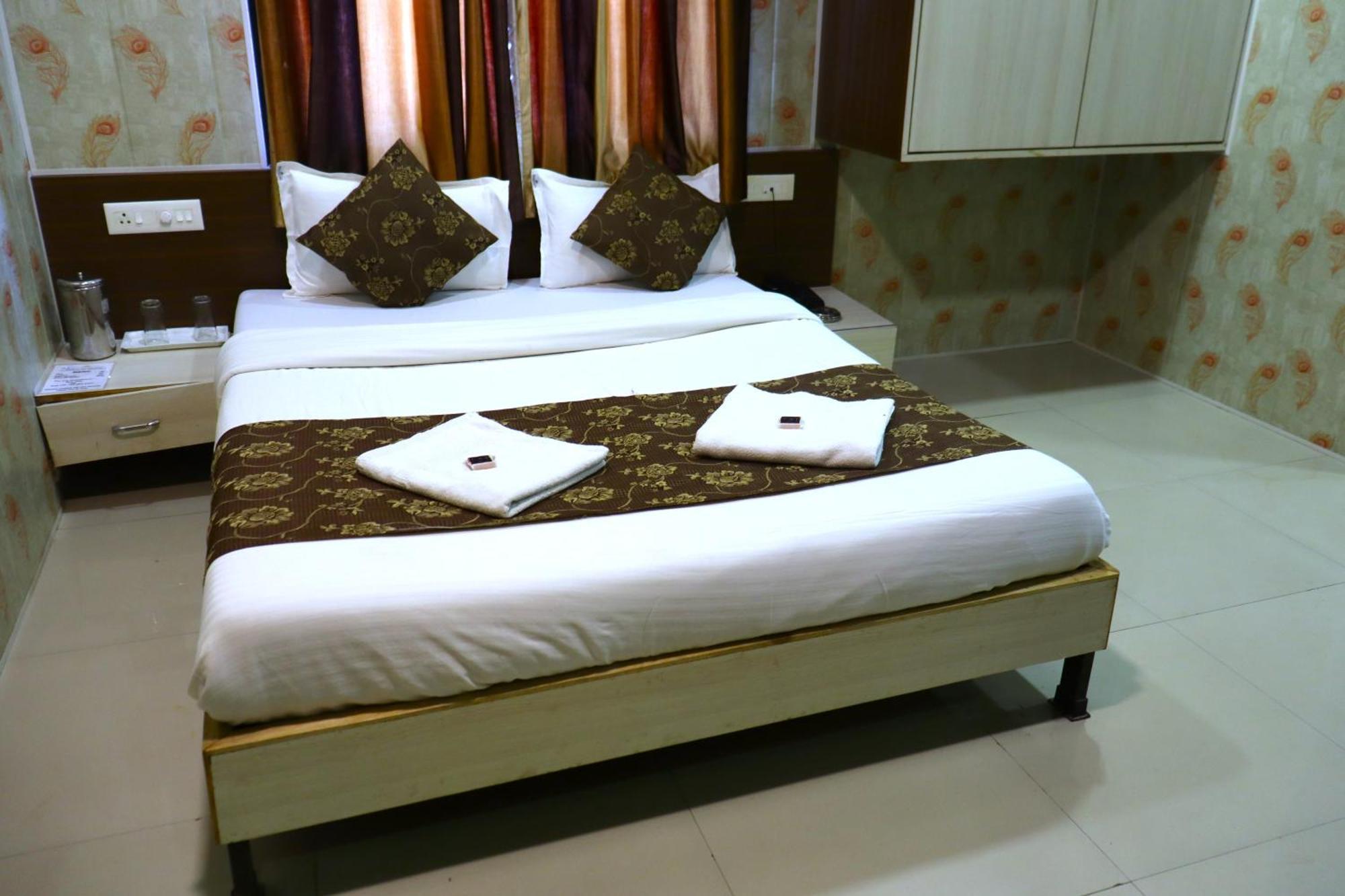 Hotel Midtown Inn Nashik Exteriör bild