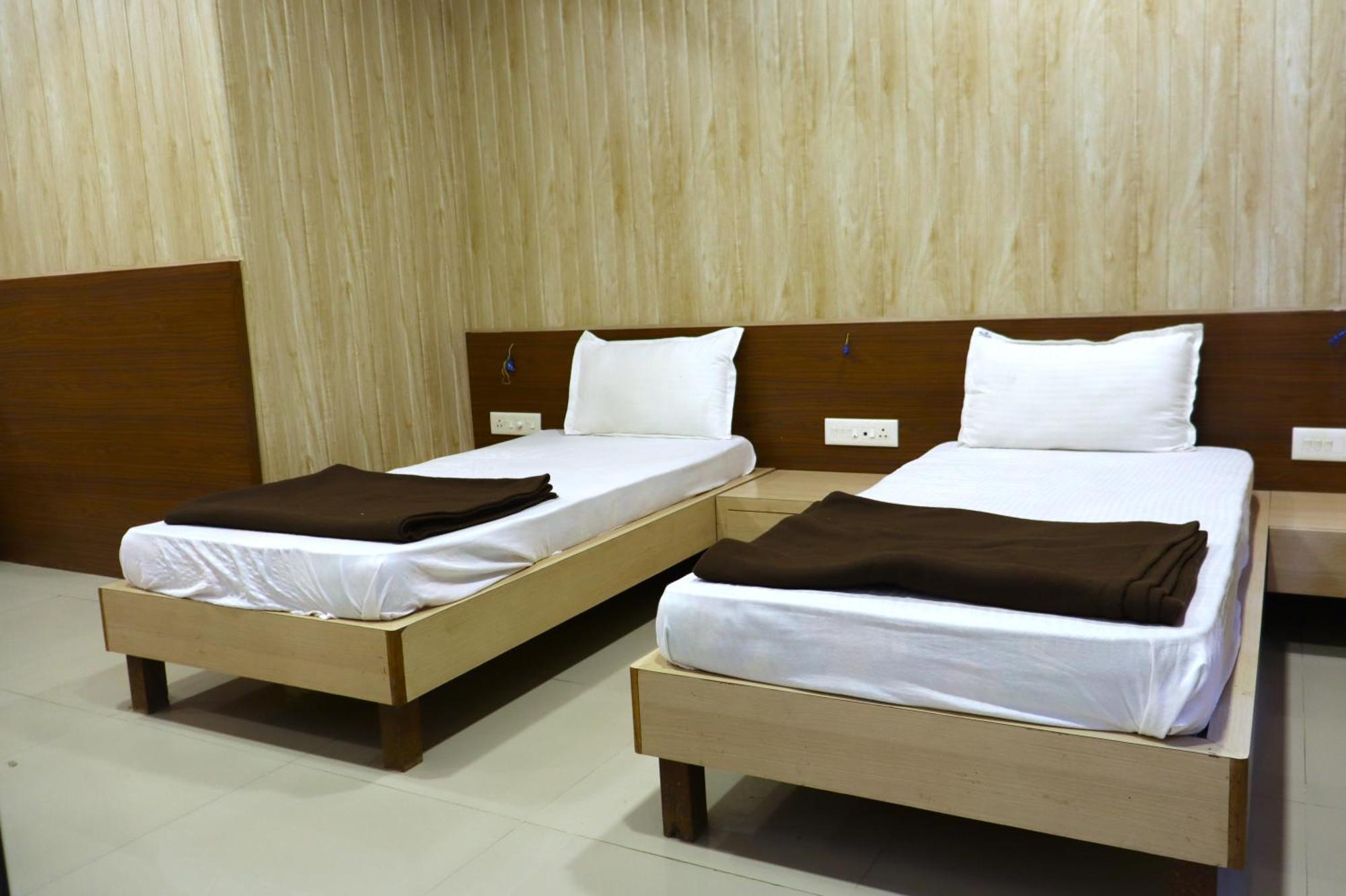Hotel Midtown Inn Nashik Exteriör bild