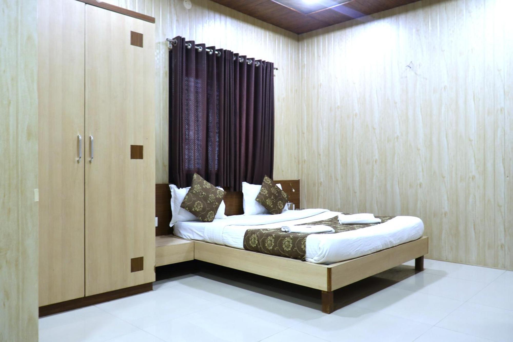 Hotel Midtown Inn Nashik Exteriör bild