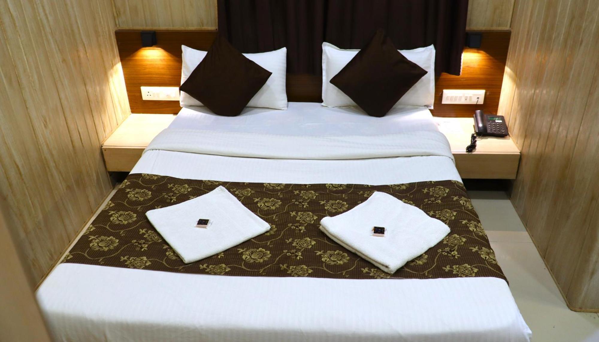 Hotel Midtown Inn Nashik Exteriör bild