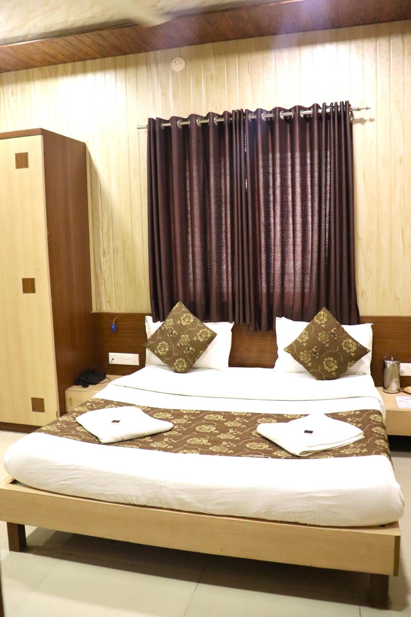 Hotel Midtown Inn Nashik Exteriör bild