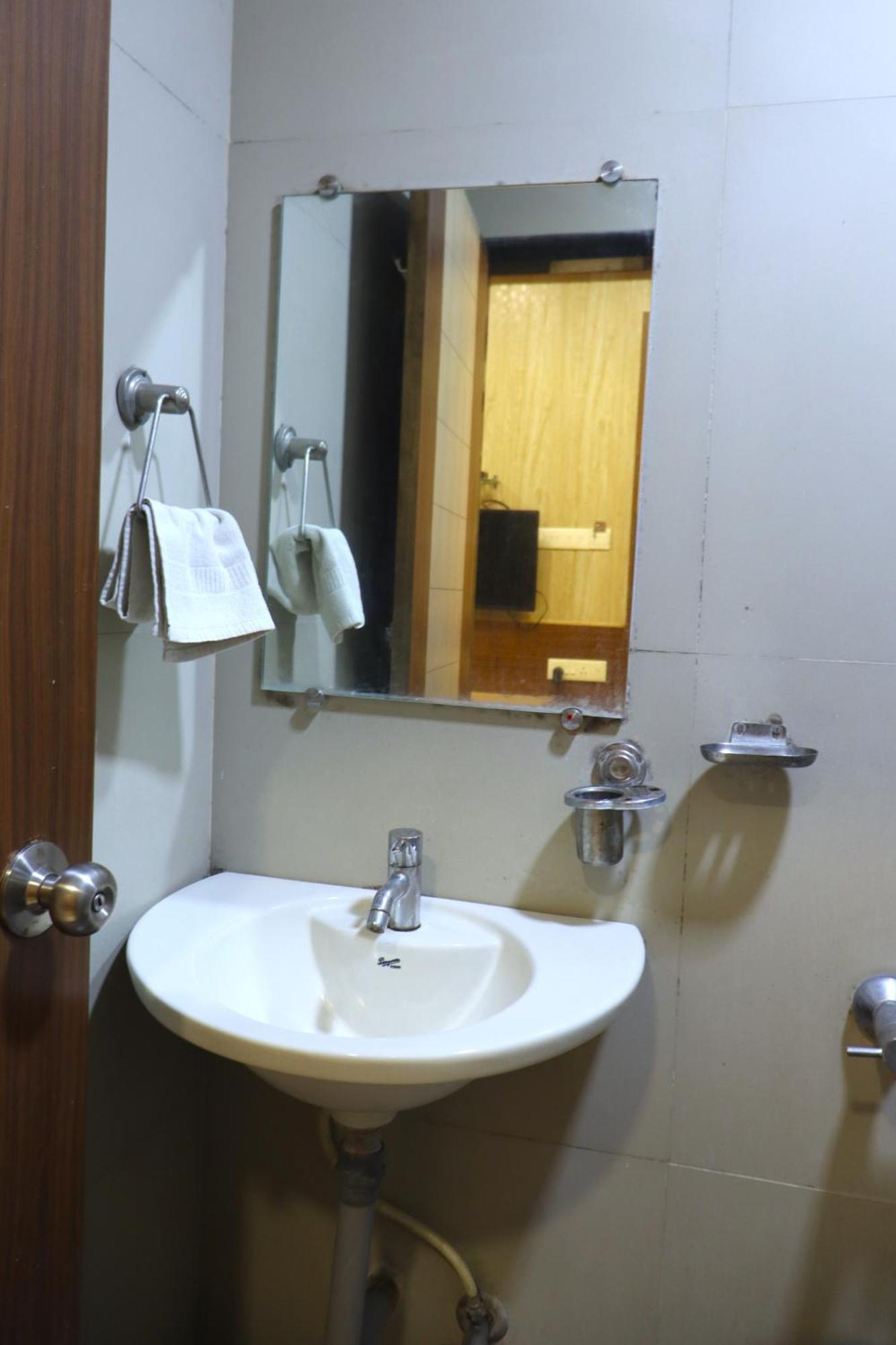 Hotel Midtown Inn Nashik Exteriör bild